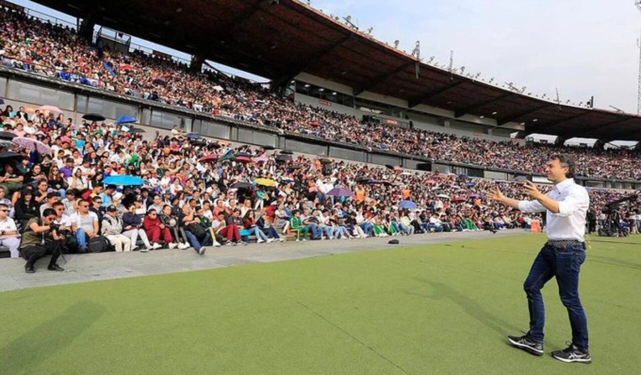 Alcalde de Medellín en entrega de computadores en el Atanasio Girardot