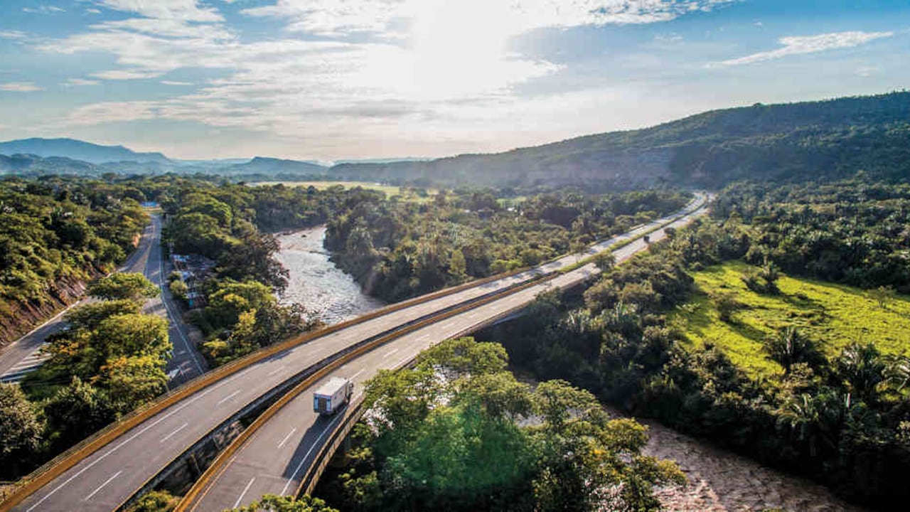 Concesión vía 40 exprés en la vía Bogotá-Girardot.