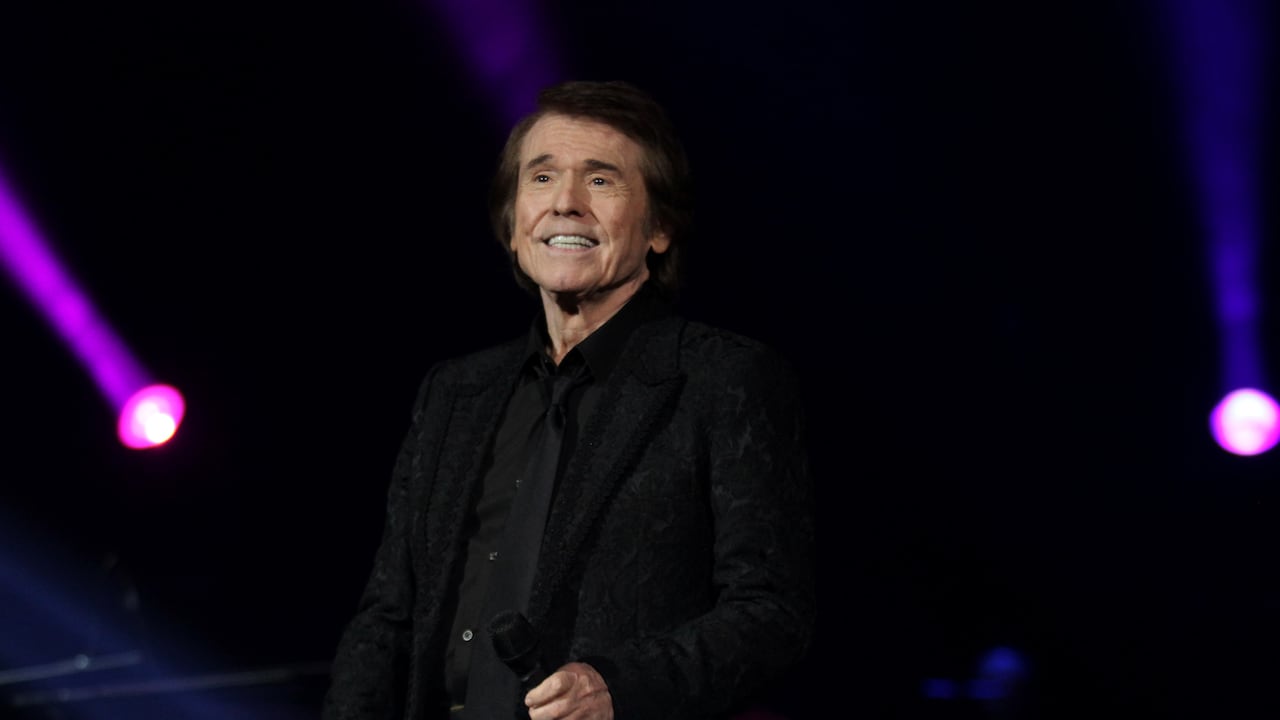 El reconocido cantante español Raphael vuelve a los escenarios.