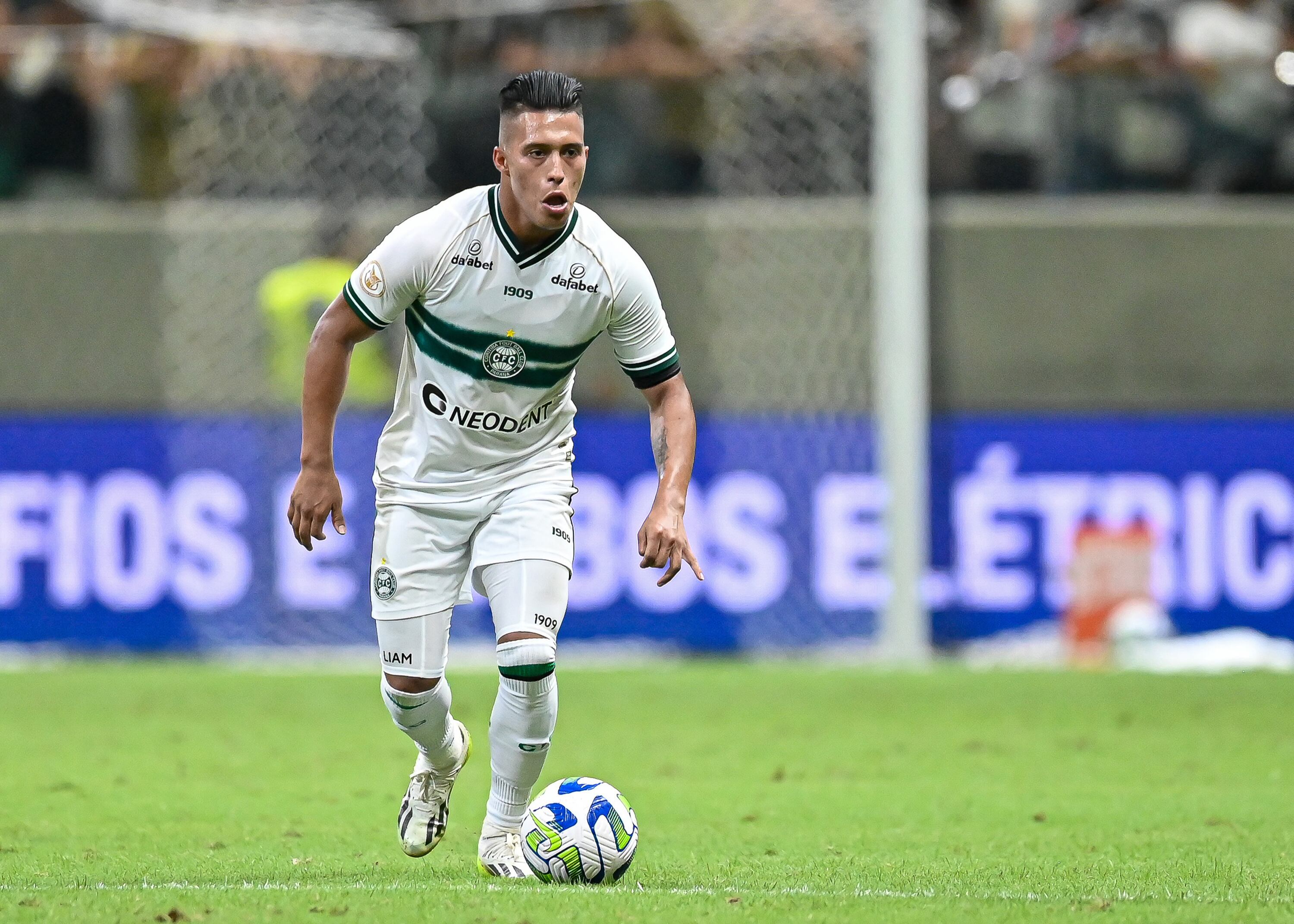 Sebastián Gómez del Coritiba controla el balón durante el Campeonato Brasileiro