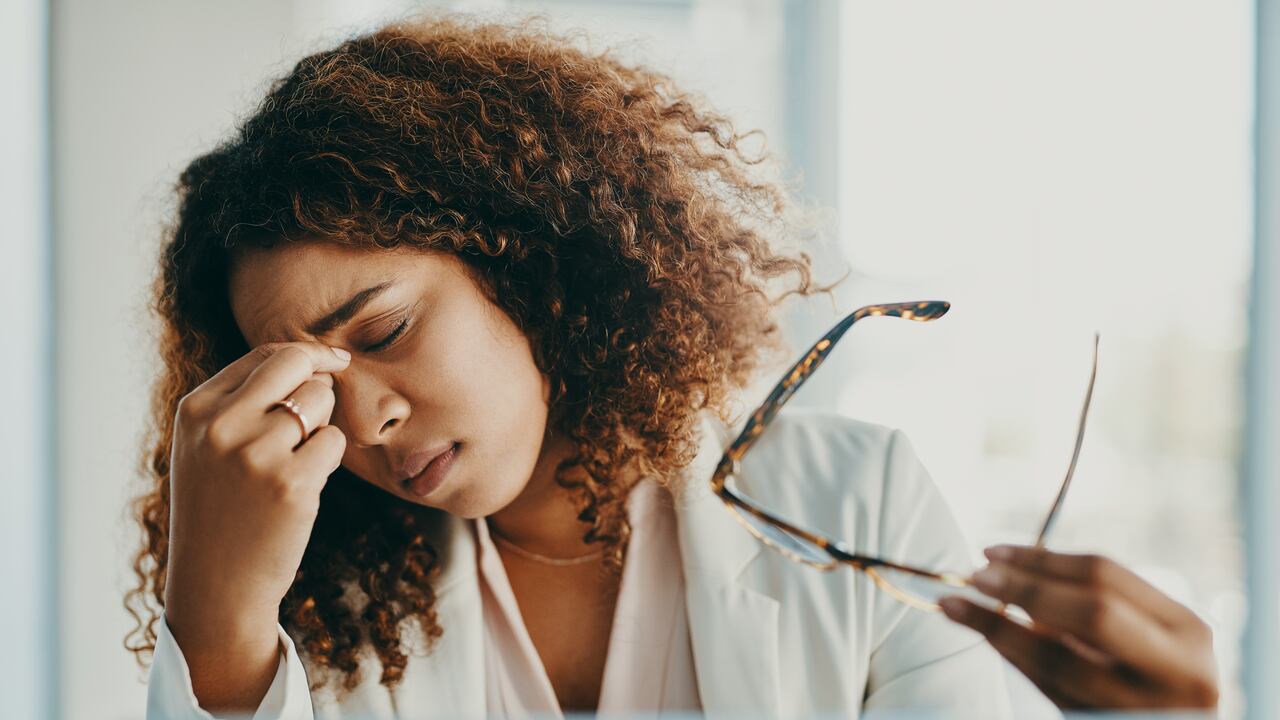 Dolores de cabeza intensos y la pérdida súbita de la visión en un solo ojo, son algunos de los síntomas de un infarto ocular.
