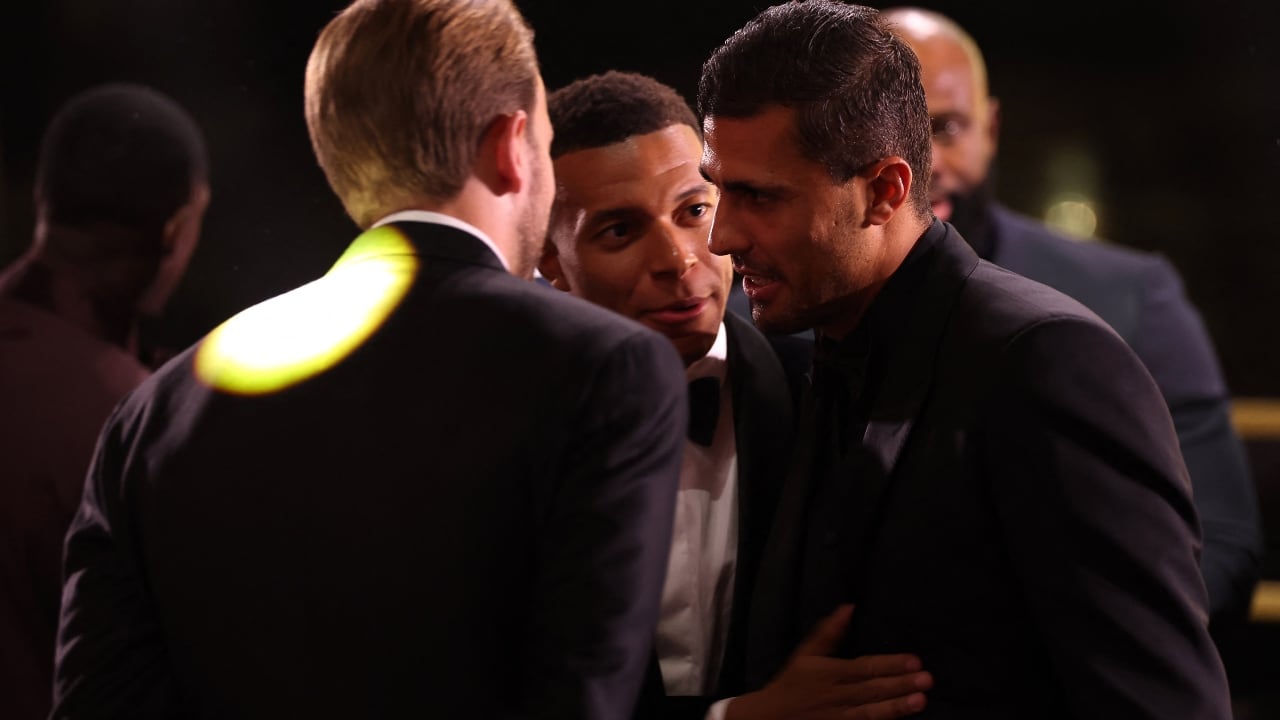 Harry Kane de espaldas, Kylian Mbappé y Rodri en la ceremonia del Balón de Oro 2026.