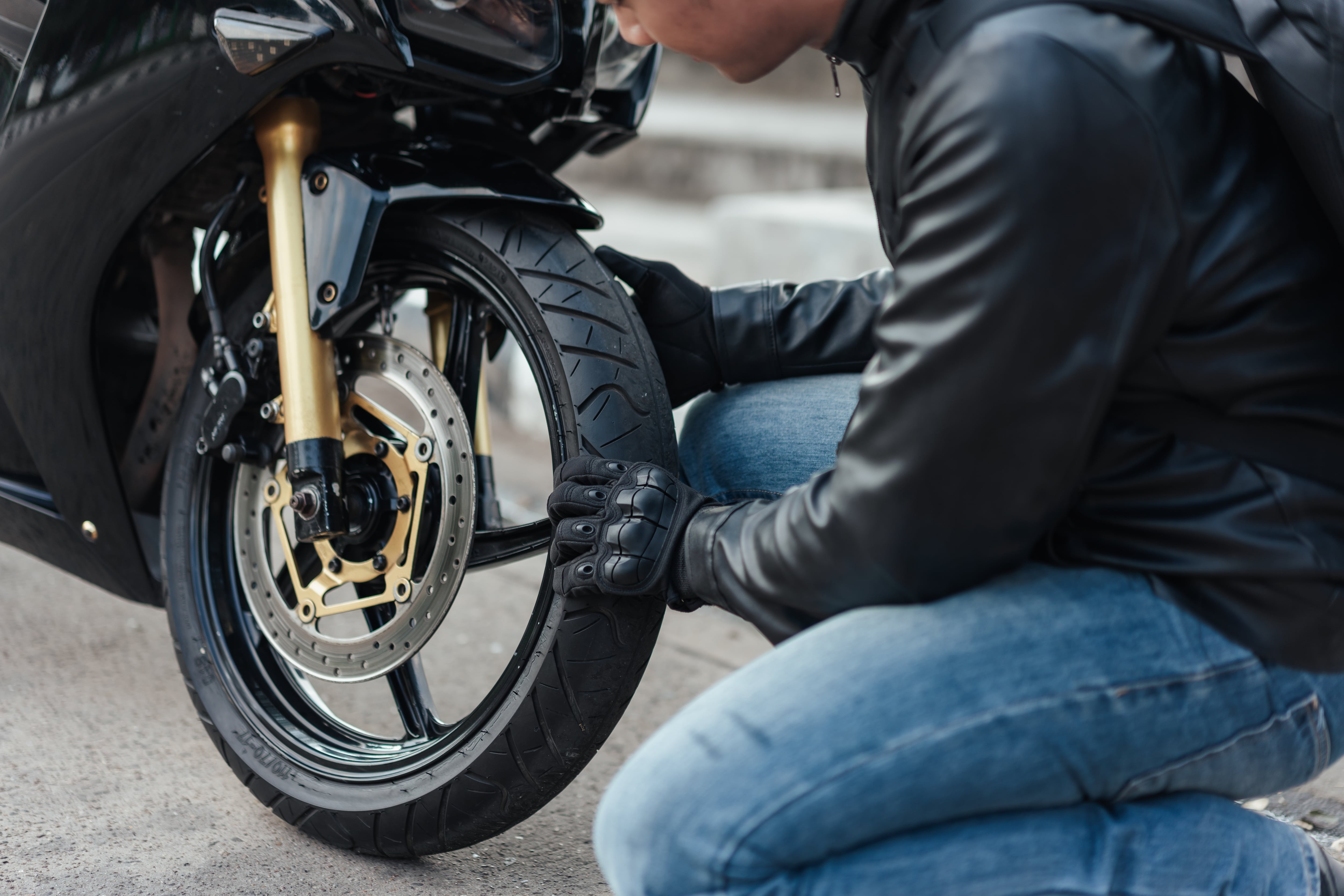 Antes de cambiar las llantas de su motocicleta, es importante conocer las diferencias entre los neumáticos radiales y los convencionales.