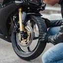 Antes de cambiar las llantas de su motocicleta, es importante conocer las diferencias entre los neumáticos radiales y los convencionales.