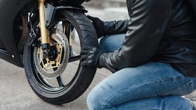 Antes de cambiar las llantas de su motocicleta, es importante conocer las diferencias entre los neumáticos radiales y los convencionales.