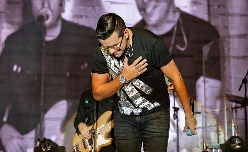 Yeison Jiménez presume su nueva camioneta