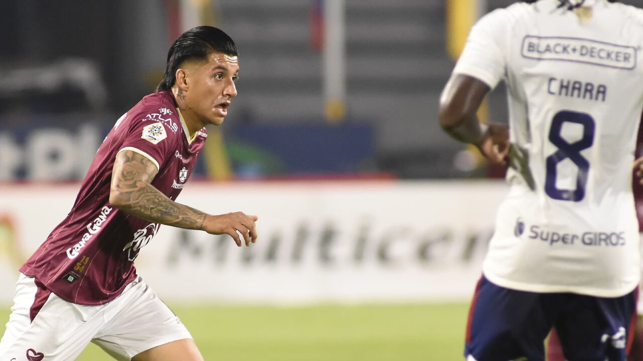 Yeison Guzmán jugando un partido entre Deportes Tolima y Junior de Barranquilla.