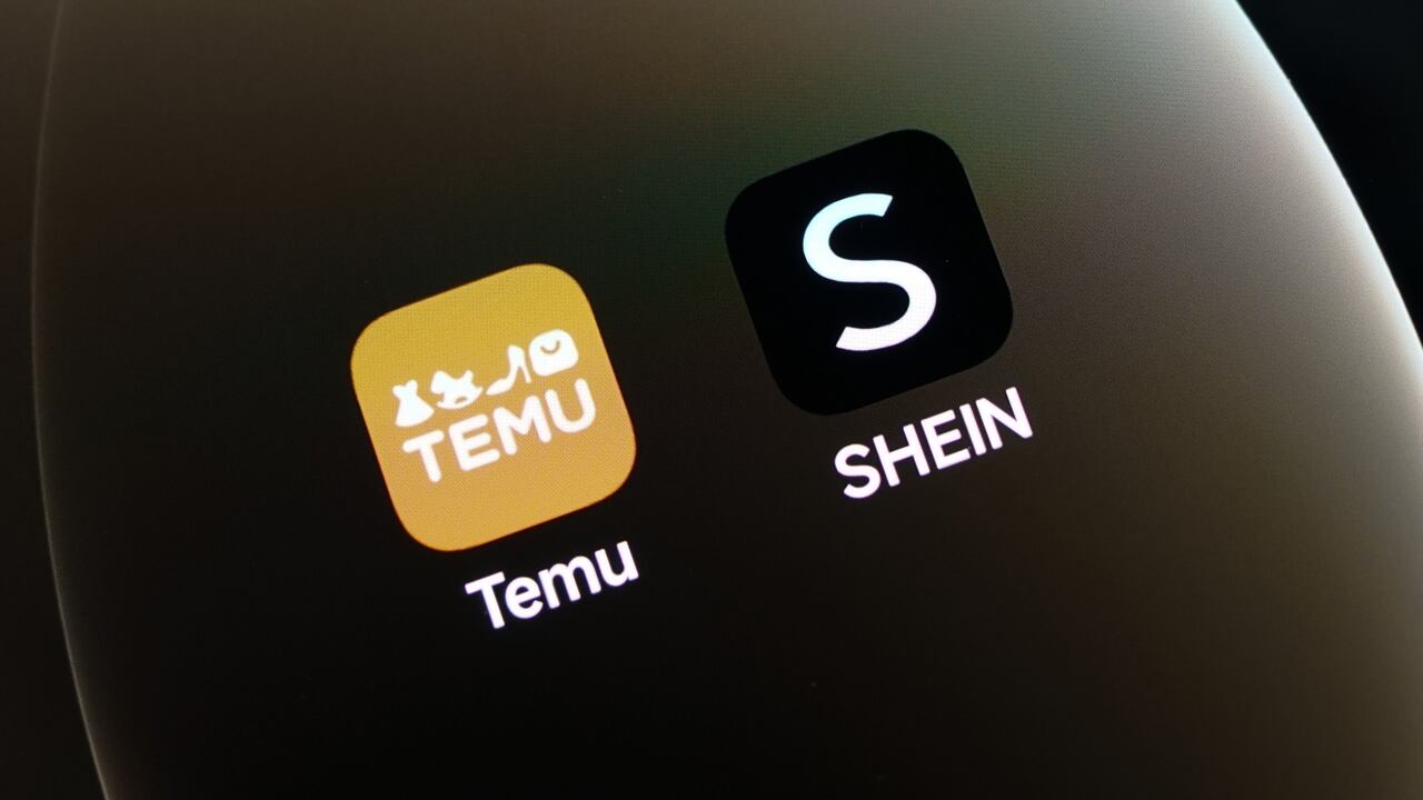 Aplicaciones Temu y Shein en la pantalla de un teléfono móvil.