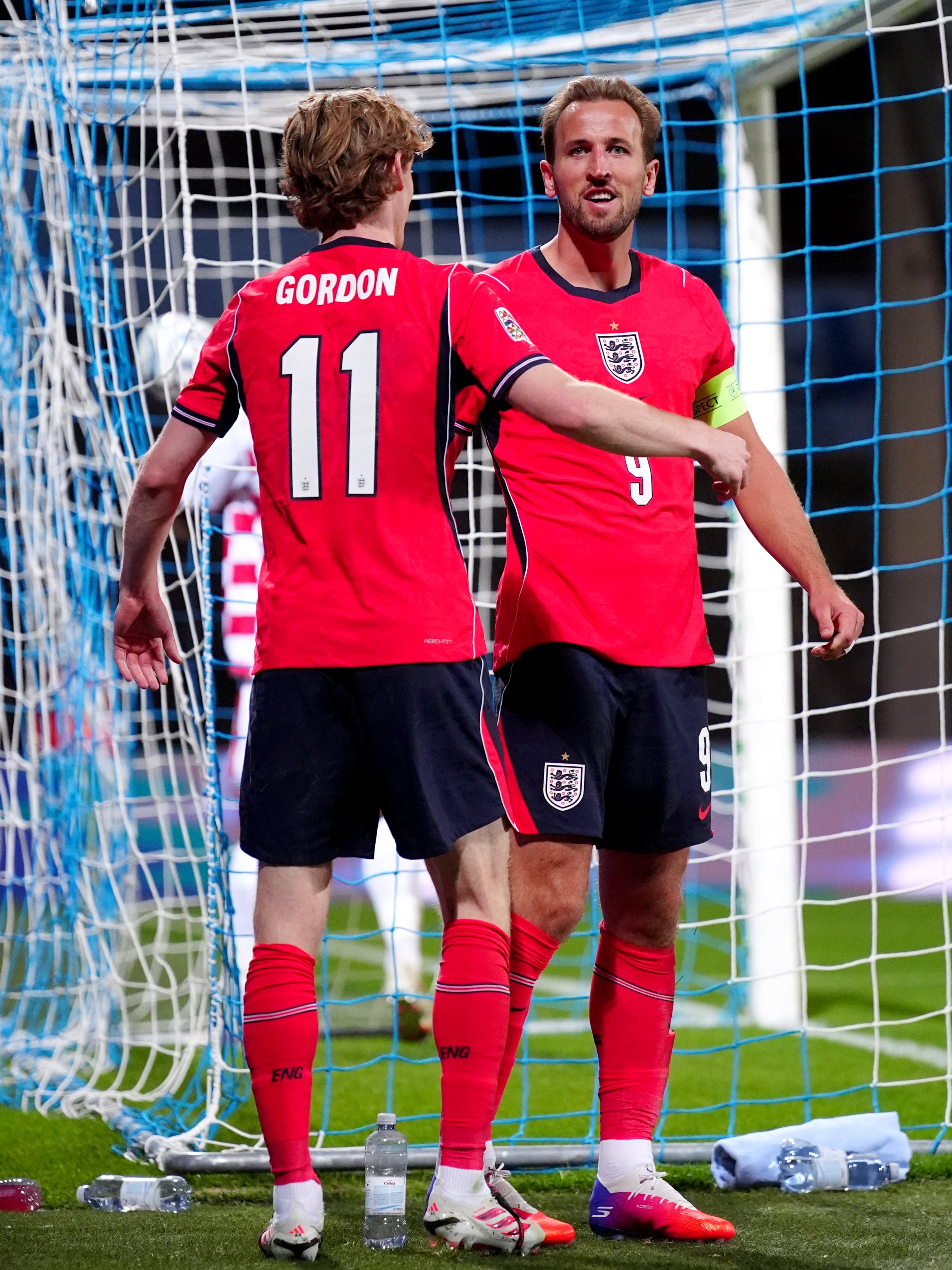Harry Kane con Anthony Gordon