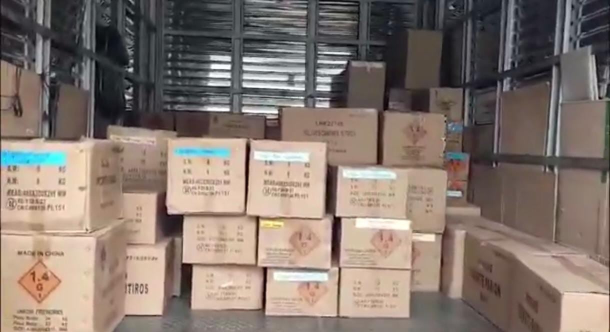 La pólvora estaba empaquetada en cajas al interior de un camión.