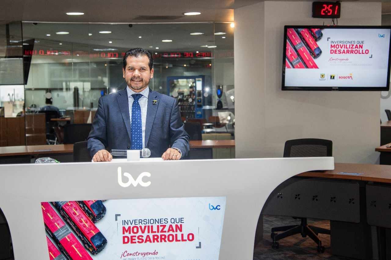 TransMilenio emitió títulos en el mercado de valores de Colombia por $705.000 millones. El gerente Orlando Santiago destacó la colocación.