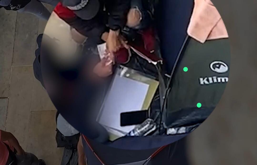 En las imágenes presentadas por el senador Jota Pe se ve cómo se realizan pagos a protestantes y se incluyen en una planilla.