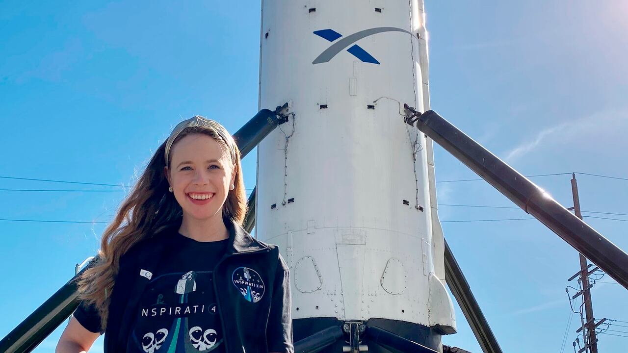 En esta foto, facilitada por el St. Jude Children’s Research Hospital,aparece Hayley Arceneaux, de 29 años, al lado del cohete de Space X en Hawthorne, Calif. Arceneaux será la persona más joven de Estados Unidos en visitar el espacio(St. Jude Children’s Research Hospital via AP)