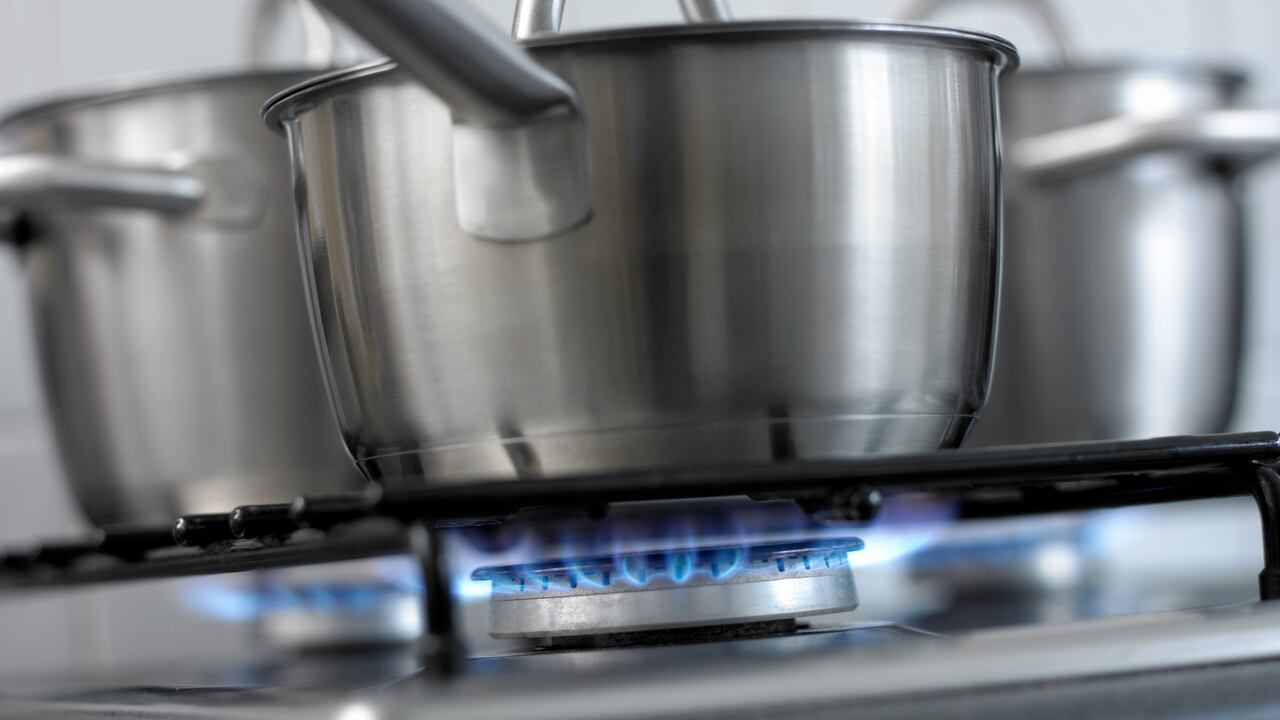 Distraerse en el momento en el que se está cocinando puede causar un incendio en su casa.