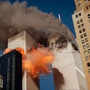 Sale humo a borbotones de una de las torres del World Trade Center mientras llamas y escombros estallan desde la segunda torre, el 11 de septiembre de 2001