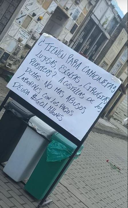 Protestas frente al Cementerio Central.