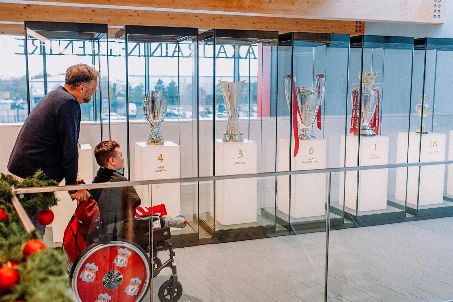 Jürgen Klopp invitó a un niño con discapacidad a visitar la sede del Liverpool