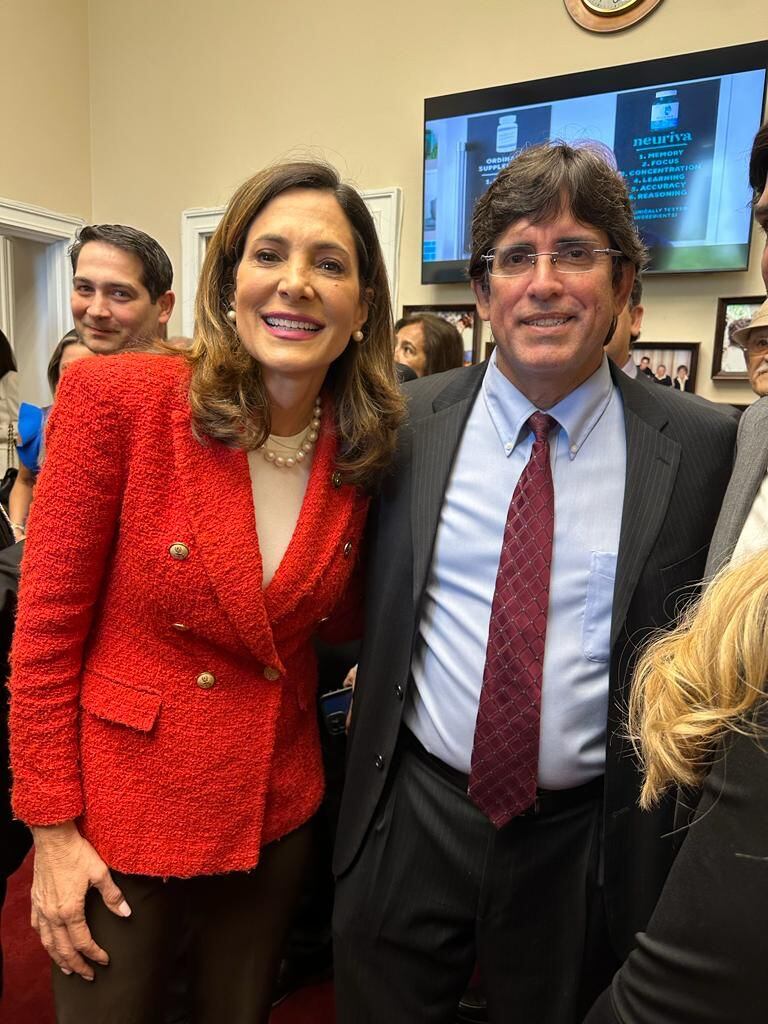 La diputada María Elvira Salazar y el doctor Riveros.