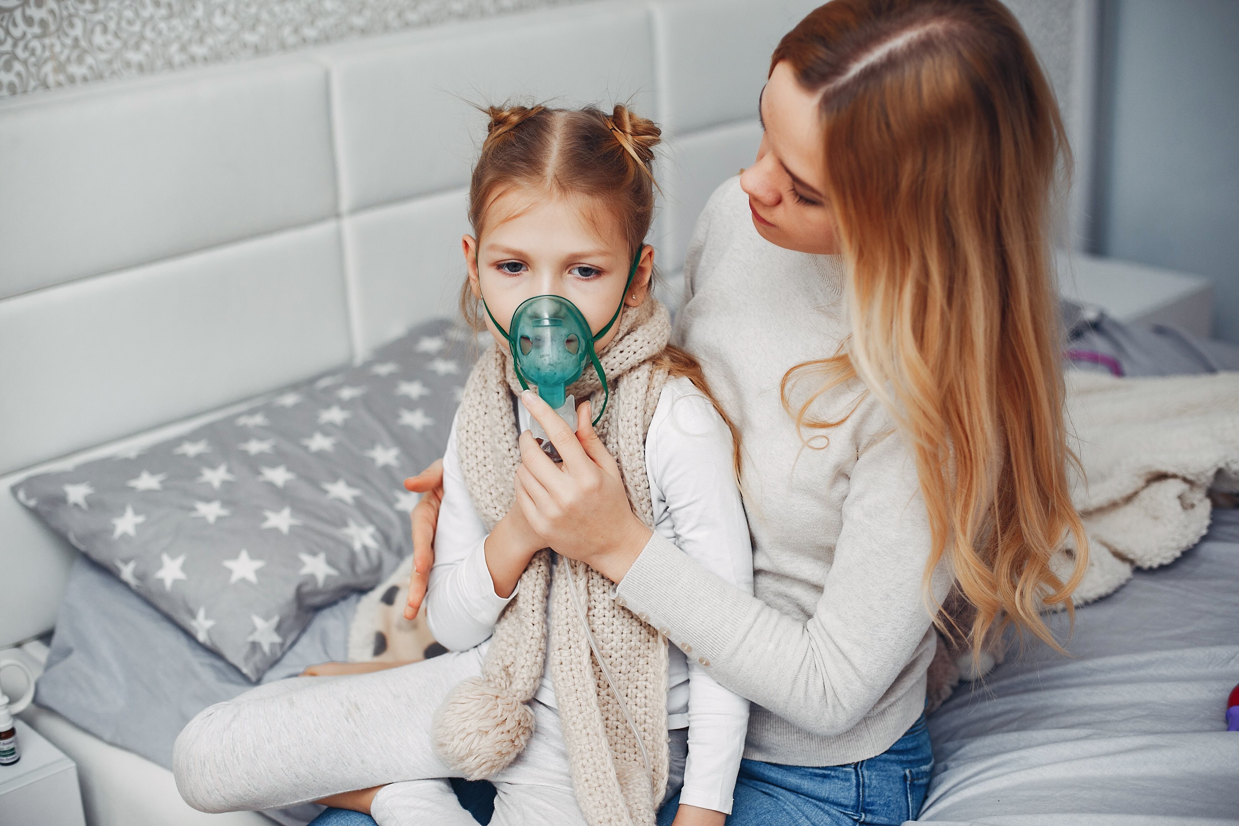 Photo mother with her illnes daughter in a bedroom