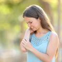 El sistema inmunológico a veces puede ser sobreprotector al identificar sustancias inofensivas como el polen, los ácaros del polvo, el moho y la caspa de las mascotas como invasores extraños que debe combatir; esto puede provocar alergias estacionales.