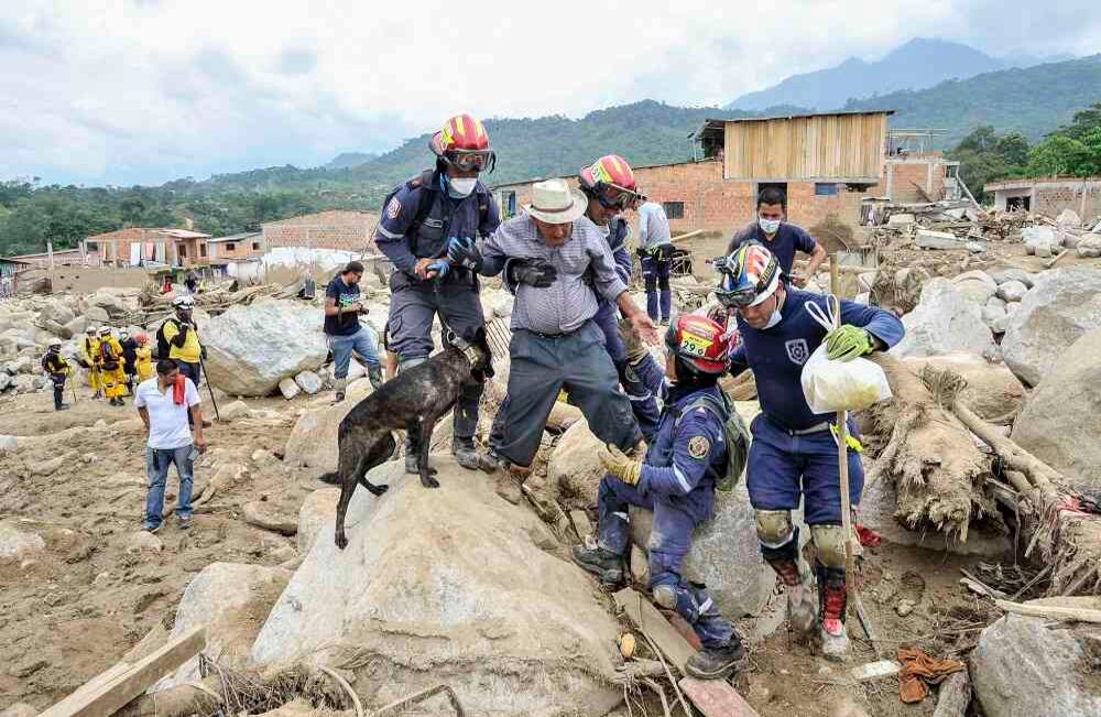 Bomberos voluntarios de Cali cargan a el señor Néstor Melo, 86, el miércoles 5 de abril de 2017 en Mocoa, Putumayo, luego que la noche del 31 de marzo una avalancha provocada por el desbordamiento de los ríos Mocoa, Mulato y Sangoyaco arrasó con todo lo que encontró a su paso. Hasta el momento la cifra de muertos se eleva a  301víctimas mortales y un indeterminado numero de desaparecidos. Foto: Carlos Julio Martínez / Enviado Especial de Semana