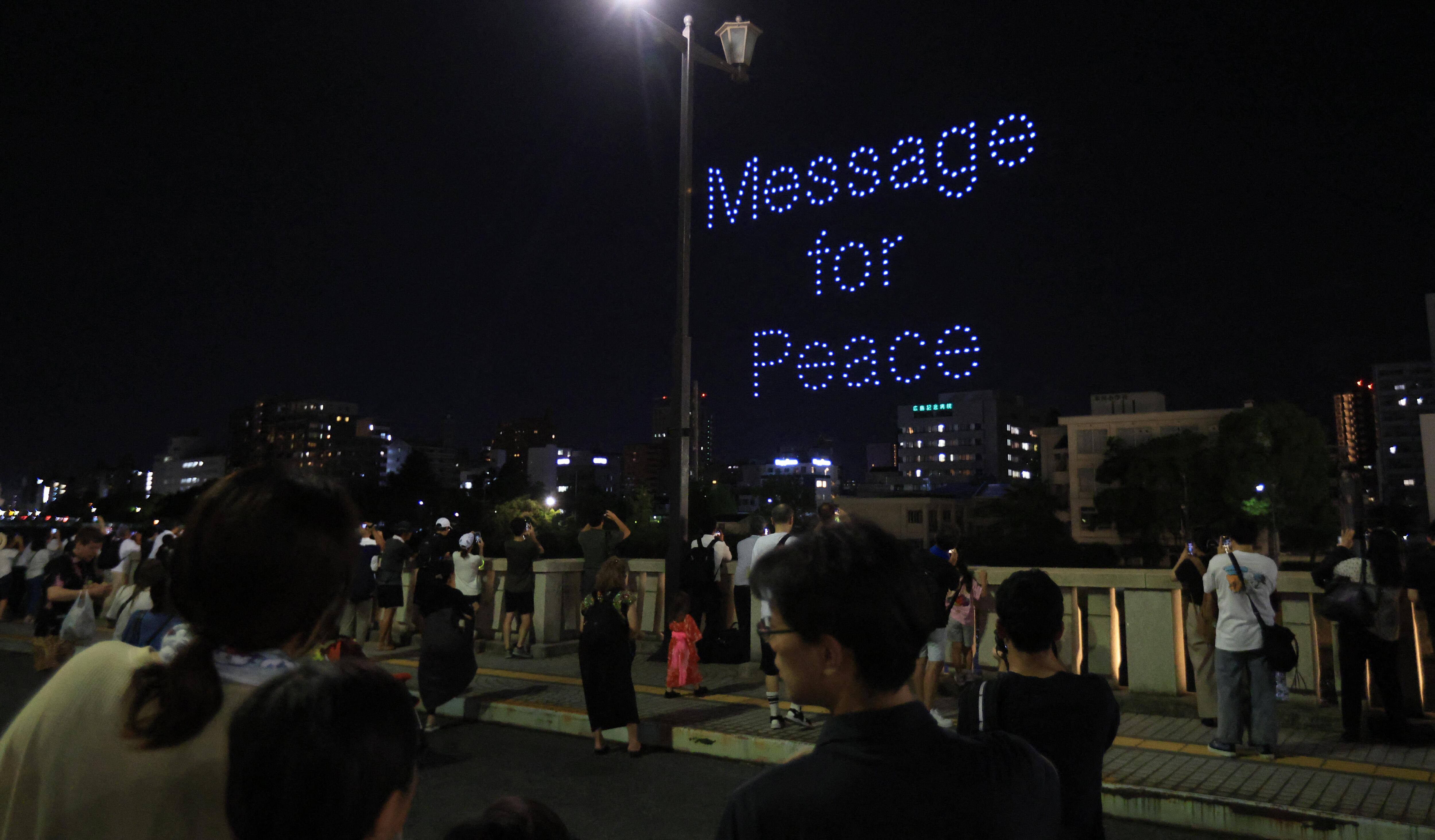 Innumerables drones han formado la Cúpula de la Bomba Atómica, grullas de origami y las palabras "HIROSHIMA" y "Mensaje para la Paz" en el cielo sobre la ciudad de Hiroshima, Prefectura de Hiroshima, el 6 de agosto de 2025, el 80.º aniversario del Bombardeo Atómico de Hiroshima. Decenas de miles de civiles inocentes perdieron la vida el 6 de agosto de 1945. La ciudad estima que a finales de diciembre de 1945, habían muerto aproximadamente 140.000 personas. Un total de 344.306 nombres de personas figuran en la lista de víctimas de la bomba atómica, al 6 de agosto de 2024