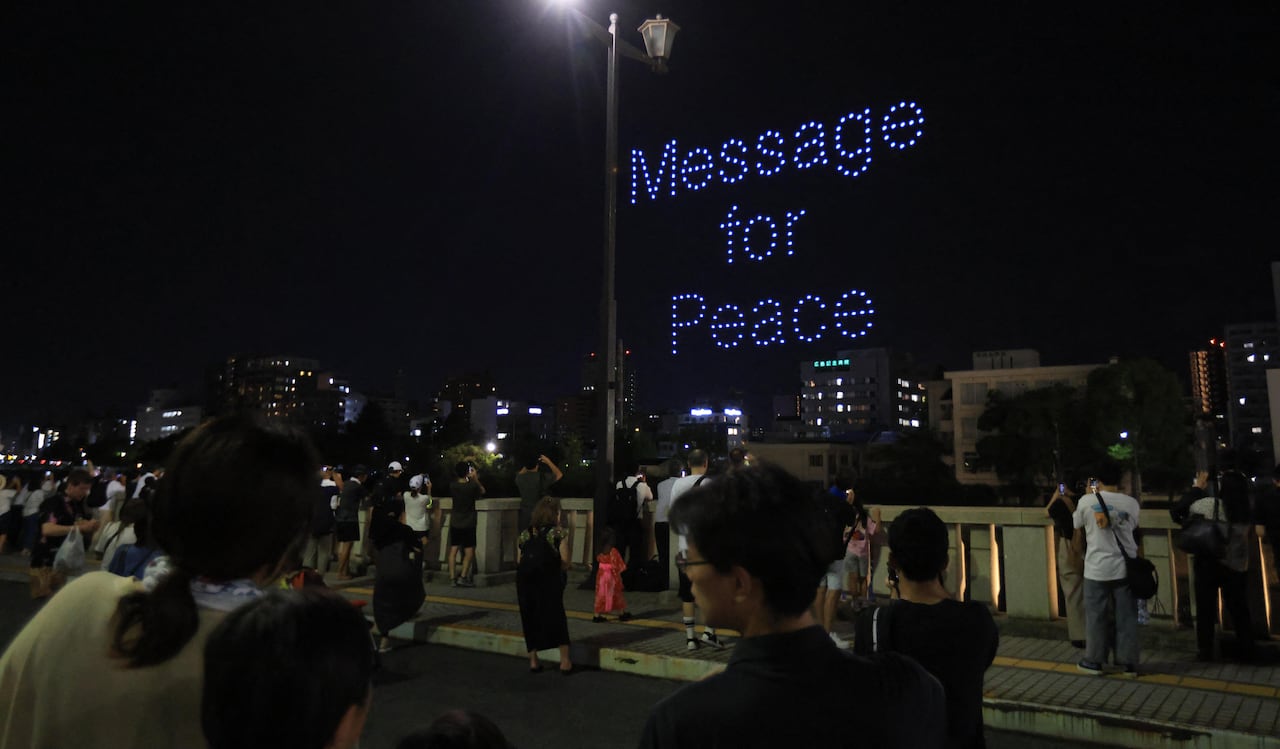 Innumerables drones han formado la Cúpula de la Bomba Atómica, grullas de origami y las palabras "HIROSHIMA" y "Mensaje para la Paz" en el cielo sobre la ciudad de Hiroshima, Prefectura de Hiroshima, el 6 de agosto de 2025, el 80.º aniversario del Bombardeo Atómico de Hiroshima. Decenas de miles de civiles inocentes perdieron la vida el 6 de agosto de 1945. La ciudad estima que a finales de diciembre de 1945, habían muerto aproximadamente 140.000 personas. Un total de 344.306 nombres de personas figuran en la lista de víctimas de la bomba atómica, al 6 de agosto de 2024