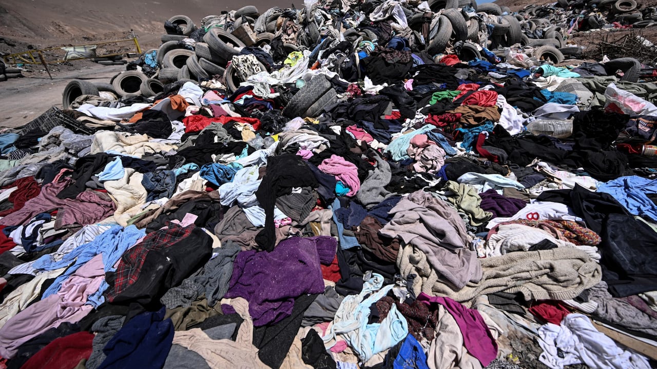 El abogado Paulin Silva muestra ropa desechada en el desierto, en el sector de La Pampa, en Alto Hospicio a unos 10 km al este de la ciudad de Iquique, Chile