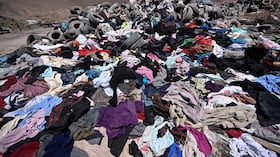 El abogado Paulin Silva muestra ropa desechada en el desierto, en el sector de La Pampa, en Alto Hospicio a unos 10 km al este de la ciudad de Iquique, Chile