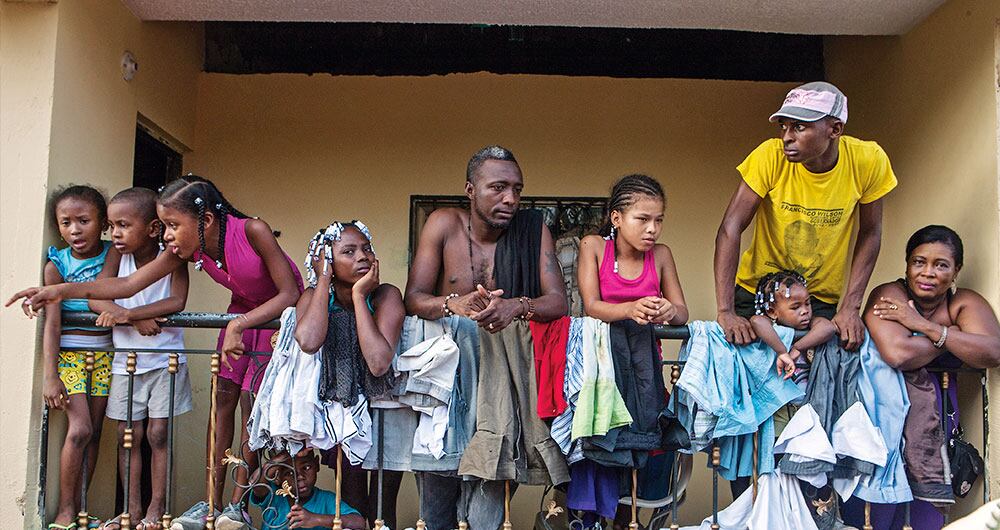 Quibdó, 26 de septiembre de 2012. Los habitantes de la ciudad se asoman al balcón a mirar un desfile. 