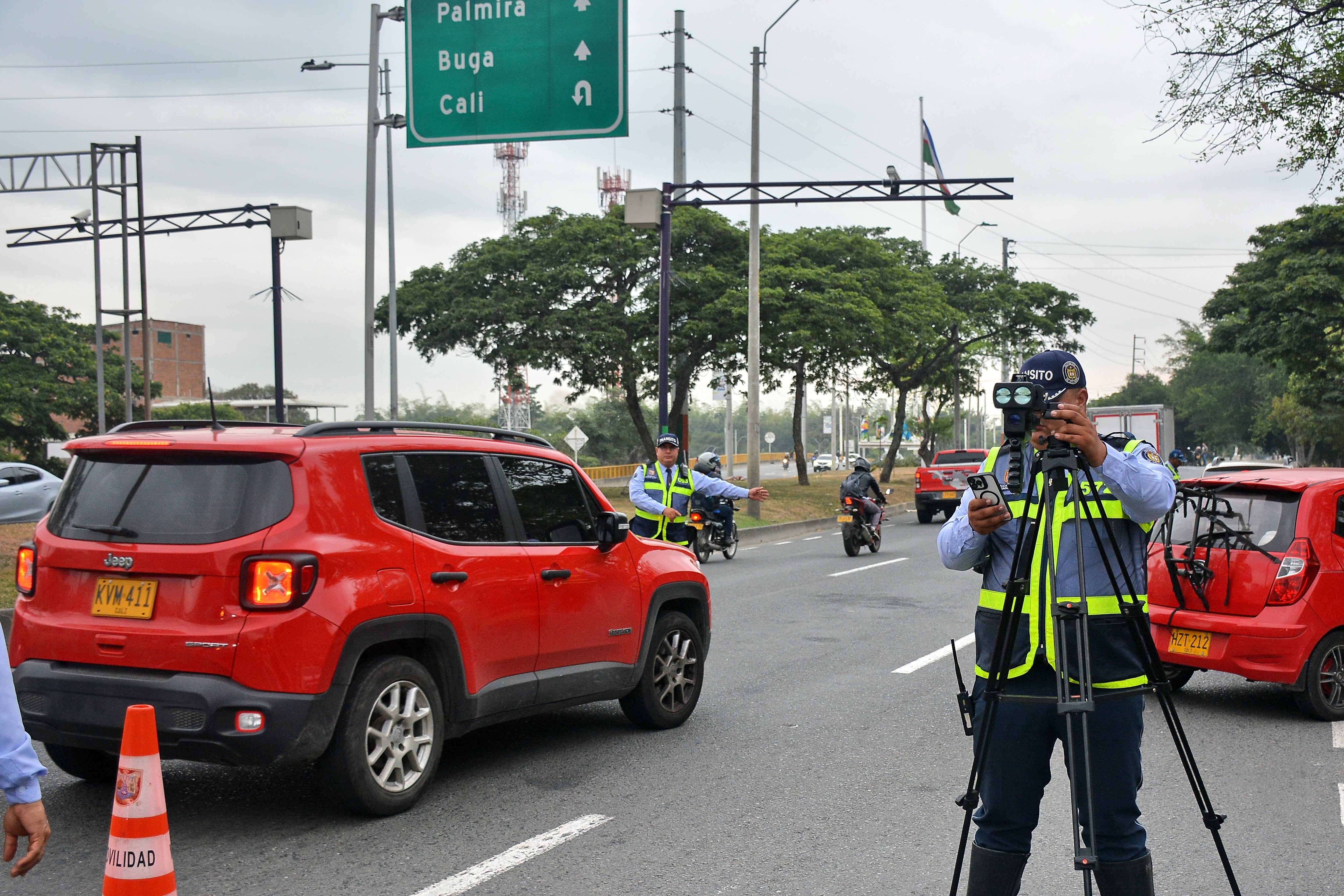 Operativos de control de velocidad en la recta Cali Palmira. Foto Jorge Orozco / El País