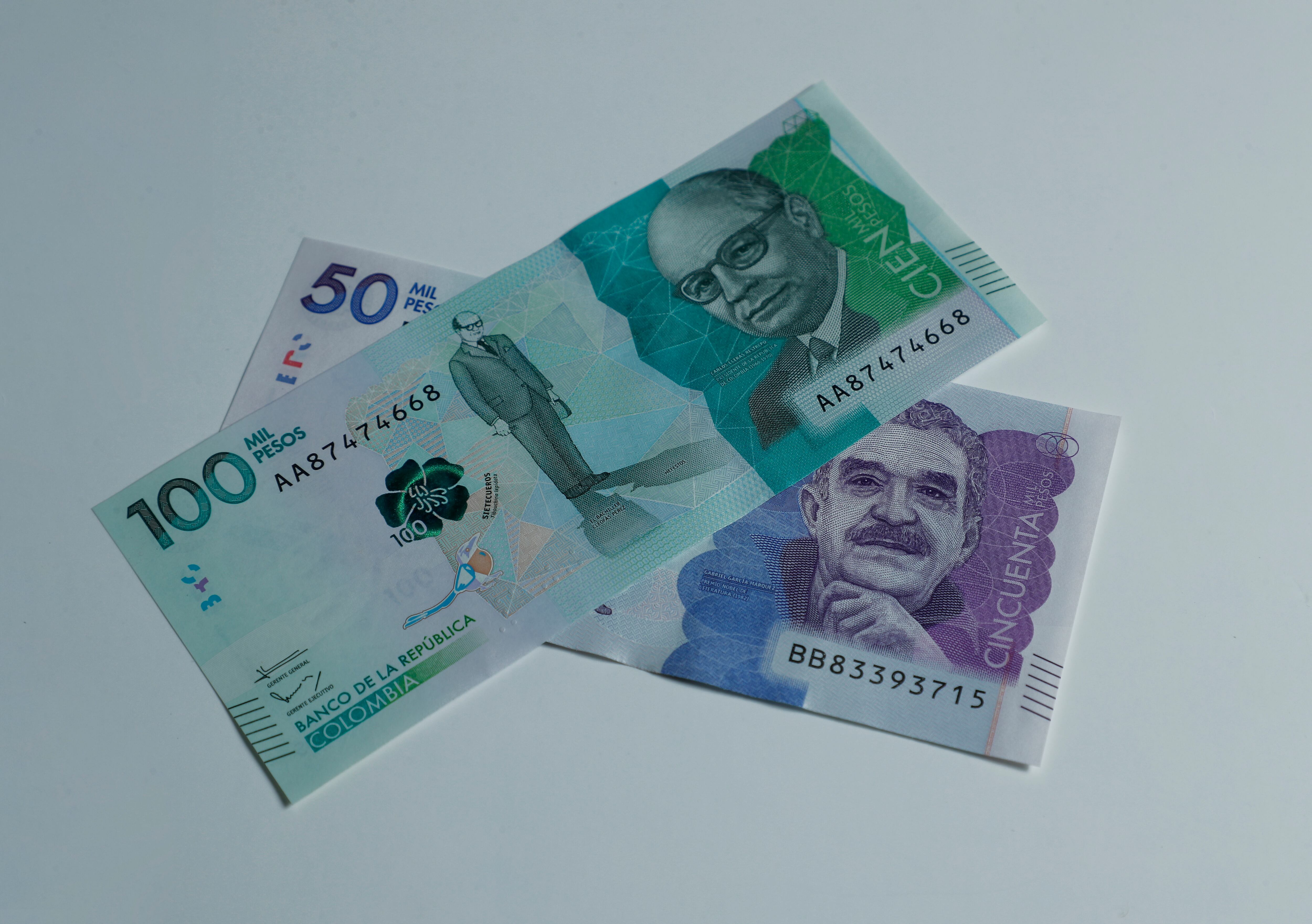Billetes cien mil pesos y cincuenta mil pesos colombianos
moneda Colombia 
Oct 27 del 2020
Foto Guillermo Torres Reina / Semana