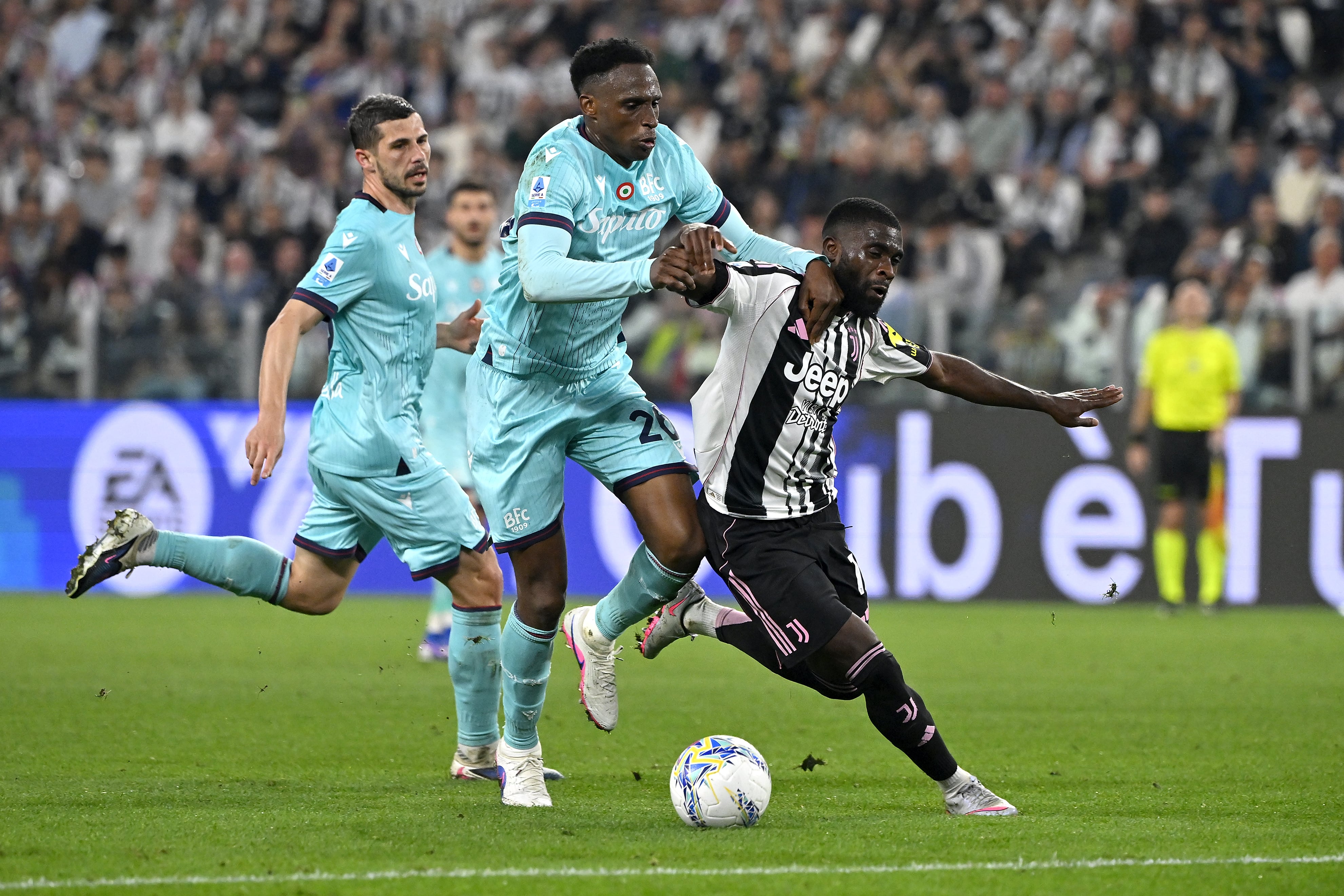 Jhon Lucumí enfrentado en Italia al que sería su nuevo equipo, Juventus