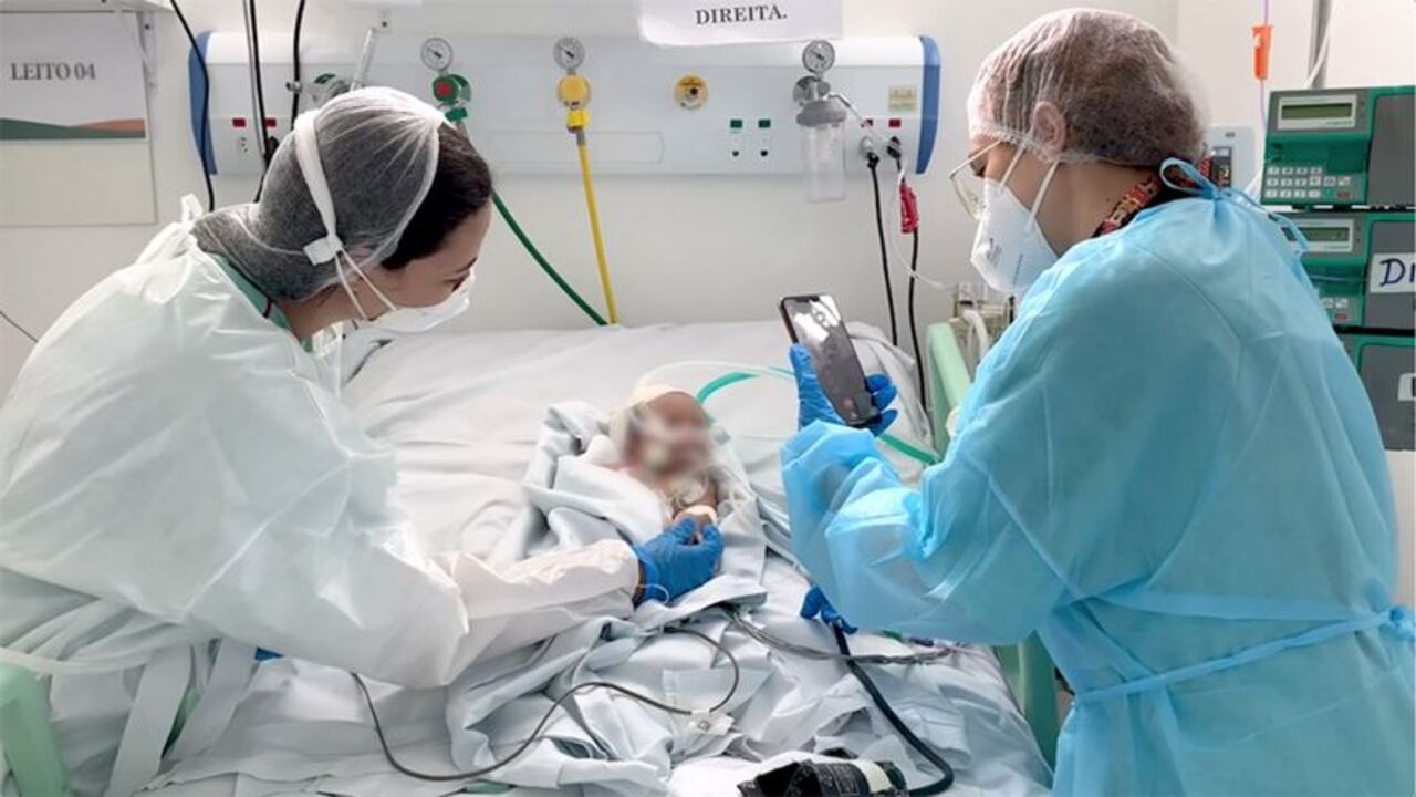 Un menor en una sala de cuidados intensivos.