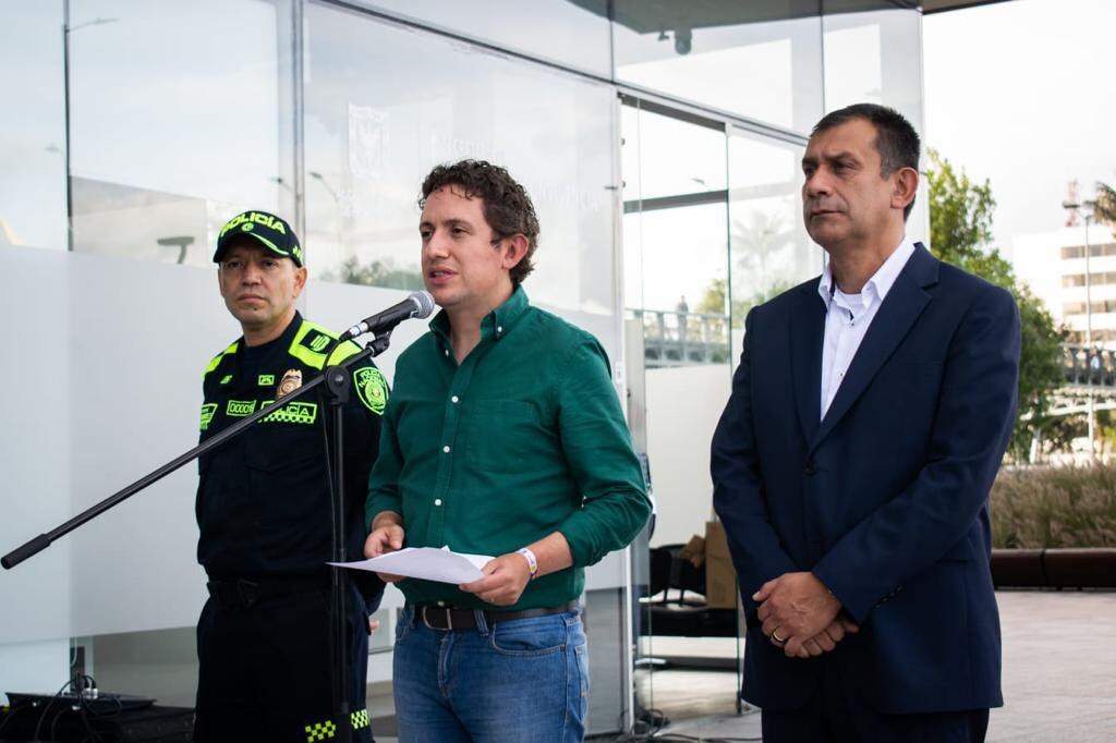 De izquierda a derecha: coronel Herbert Benavides, subcomandante de la Policía Metropolitana de Bogotá; Felipe Jiménez, secretario de Gobierno; y Óscar Gómez Heredia, secretario de Seguridad.