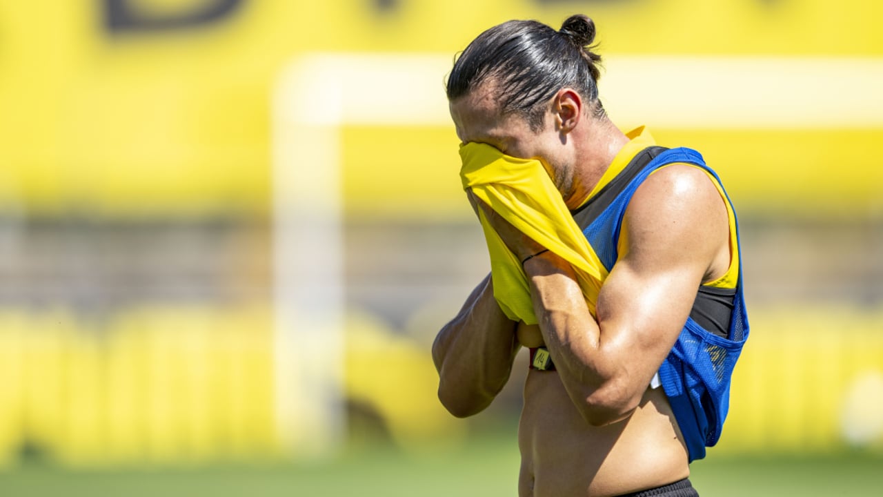19 July 2022, Switzerland, Bad Ragaz: Soccer, Borussia Dortmund training camp, day 5: Nico Schulz wipes the sweat from his face. Photo: David Inderlied/dpa (Photo by Getty Images/David Inderlied/picture alliance)