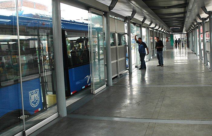 Durante los primeros 30 días de operación gratuita promocional del MIO, se calcula que el sistema movilizó a por lo menos 80.000 caleños. A partir del 1 de enero de 2009 se cobrará el pasaje que tiene un costo de $1.500. ), aunque se espera un leve incremento que aún no ha sido determinado. Tienen prioridad para acceder a las tarjetas promocionales del MIO los niños, estudiantes y adultos mayores.