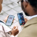 Jóvenes colegas revisando su cuenta de banca electrónica