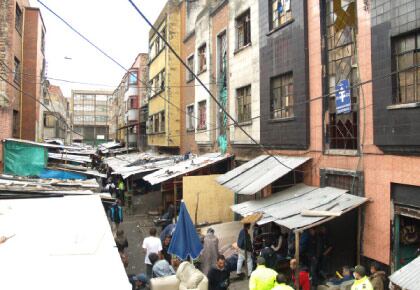 Esta es una de las calles de la llamada zona del Bronx, en el centro de Bogotá. Las autoridades tienen identificados seis grupos que venden droga en ese lugar y surten a cerca de 70 sitios de expendio en el resto de la capital.