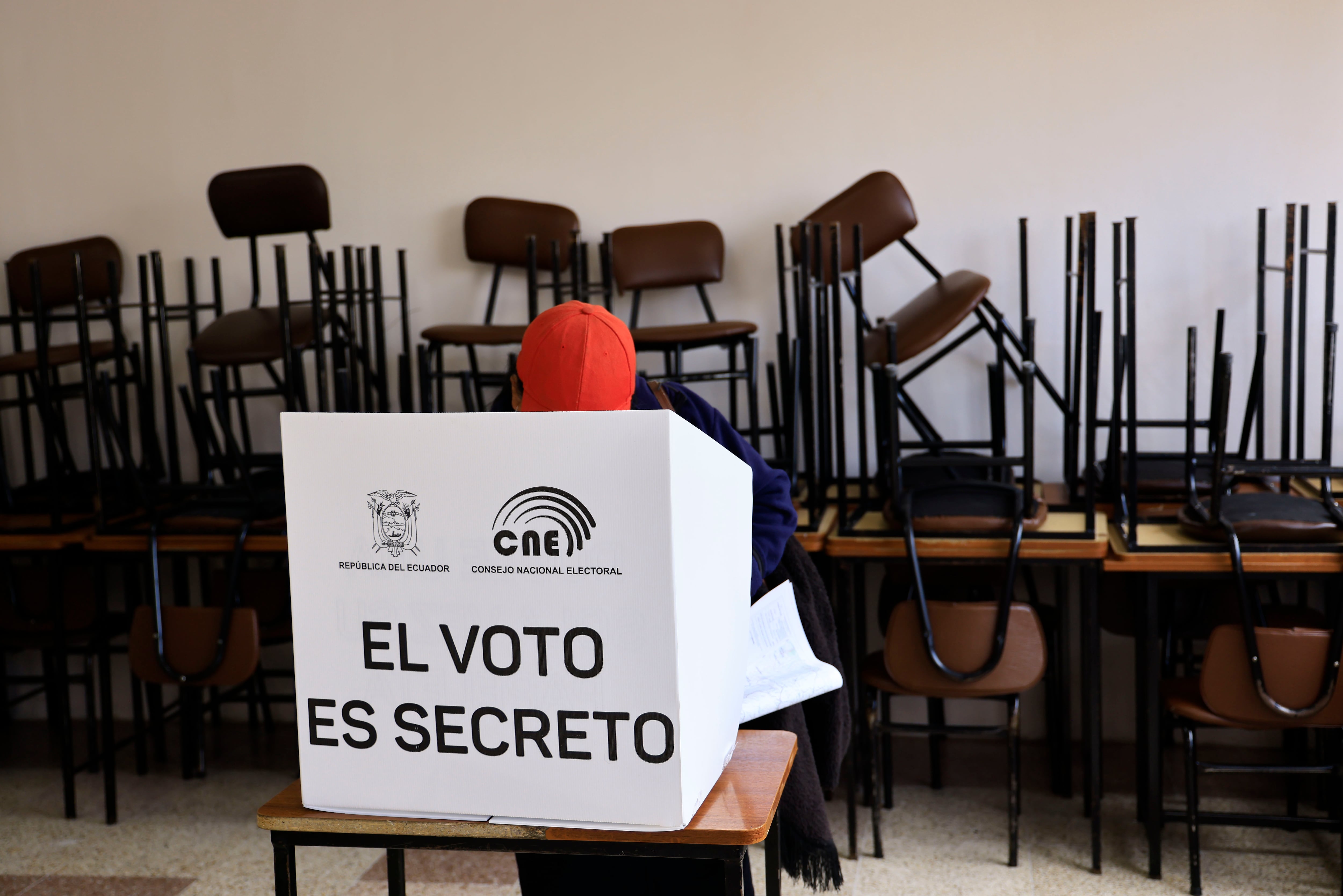 Un votante emite su voto durante las elecciones presidenciales en Ecuador el 20 de agosto de 2023 en Quito, Ecuador. Los ecuatorianos acuden a las urnas en estado de excepción luego de que el candidato presidencial Fernando Villavicencio fuera asesinado a tiros el 9 de agosto.