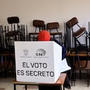 Un votante emite su voto durante las elecciones presidenciales en Ecuador el 20 de agosto de 2023 en Quito, Ecuador. Los ecuatorianos acuden a las urnas en estado de excepción luego de que el candidato presidencial Fernando Villavicencio fuera asesinado a tiros el 9 de agosto.