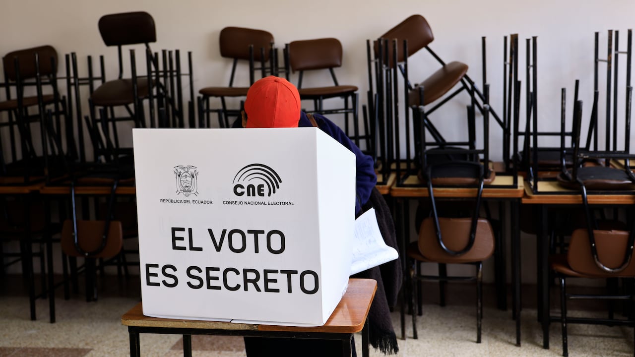 Un votante emite su voto durante las elecciones presidenciales en Ecuador el 20 de agosto de 2023 en Quito, Ecuador. Los ecuatorianos acuden a las urnas en estado de excepción luego de que el candidato presidencial Fernando Villavicencio fuera asesinado a tiros el 9 de agosto.
