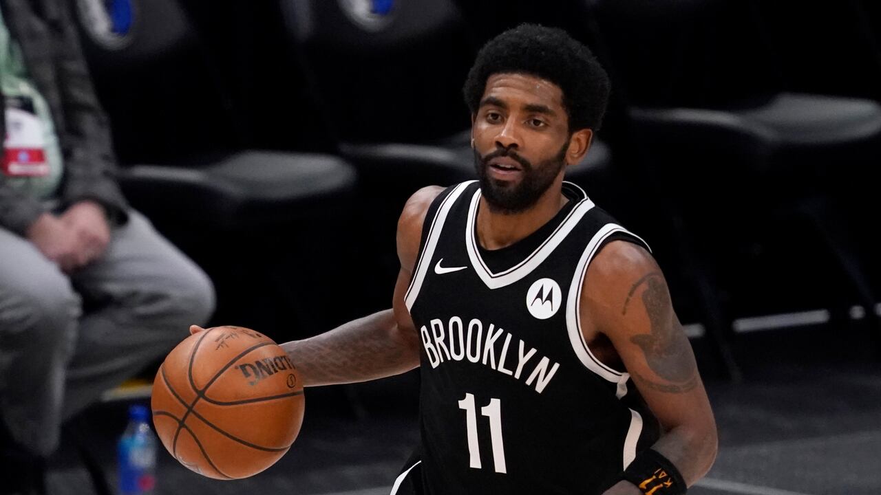 ARCHIVO - Kyrie Irving, de los Nets de Brooklyn, con el balón durante un partido de la NBA contra los Mavericks de Dallas, en Dalas, el jueves 6 de mayo de 2021. (AP Foto/Tony Gutiérrez)
