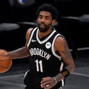 ARCHIVO - Kyrie Irving, de los Nets de Brooklyn, con el balón durante un partido de la NBA contra los Mavericks de Dallas, en Dalas, el jueves 6 de mayo de 2021. (AP Foto/Tony Gutiérrez)