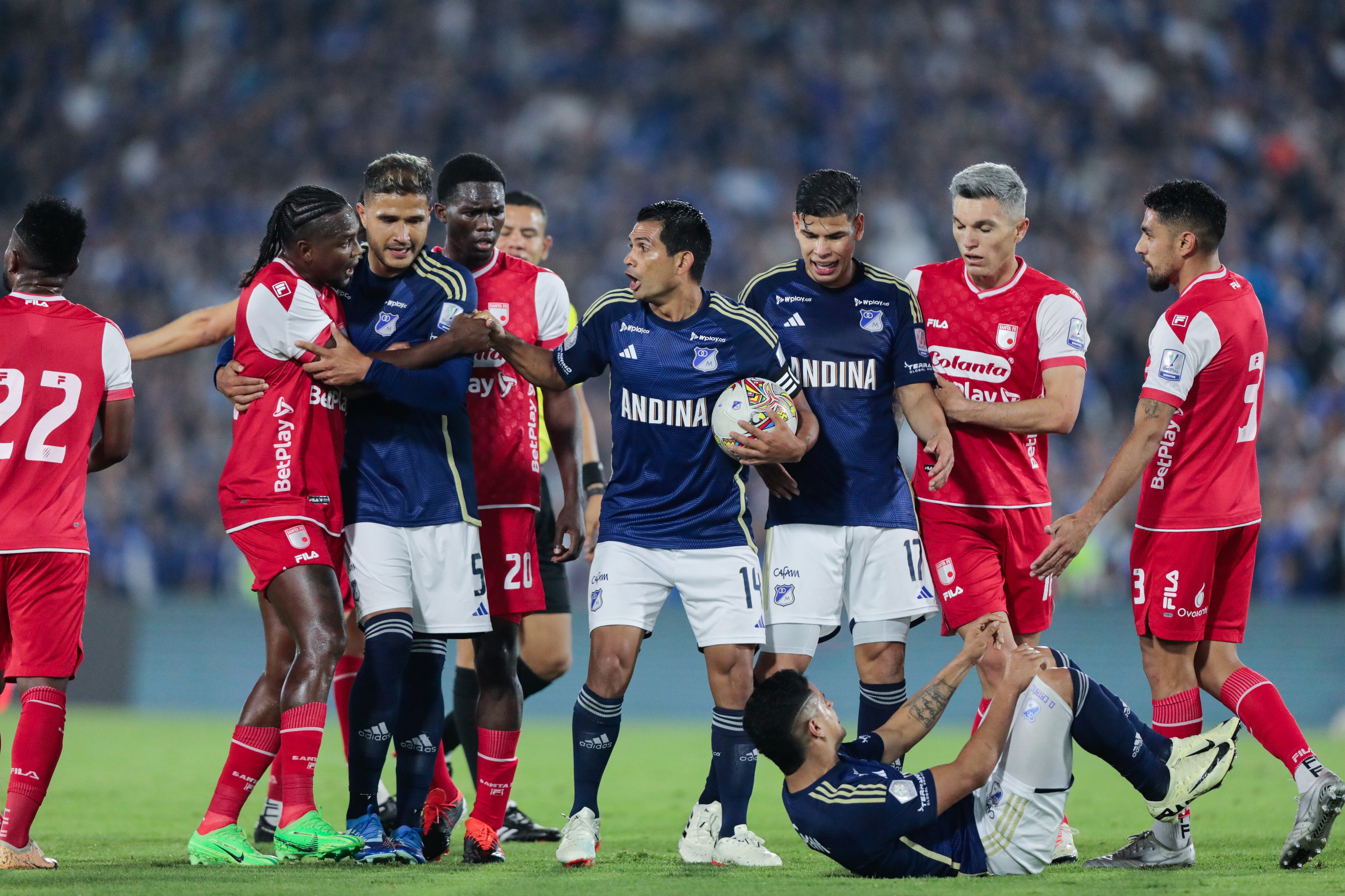 BOGOTA, COLOMBIA - MARCH 27: Hugo Rodallega of Independiente Santa Fe argues with David M. Silva of Millonarios F.C during a match between Millonarios and Santa Fe as part of round #15 of Colombian Primera A tournament at Estadio El Campin on March 27, 2024 in Bogota, Colombia. (Photo by Andres Rot/Getty Images)