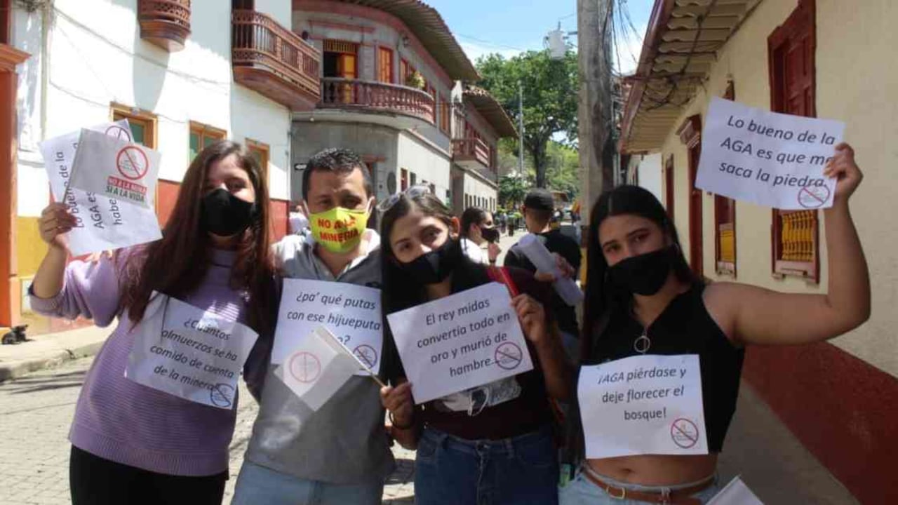 Durante la visita de la Anla a Jericó (Antioquia) sus habitantes salieron a las calles a pedir que no otorgue la licencia ambiental a la empresa AngloGold Ashanti para su proyecto Quebradona . Foto: tomada de @Yo_AMaria.