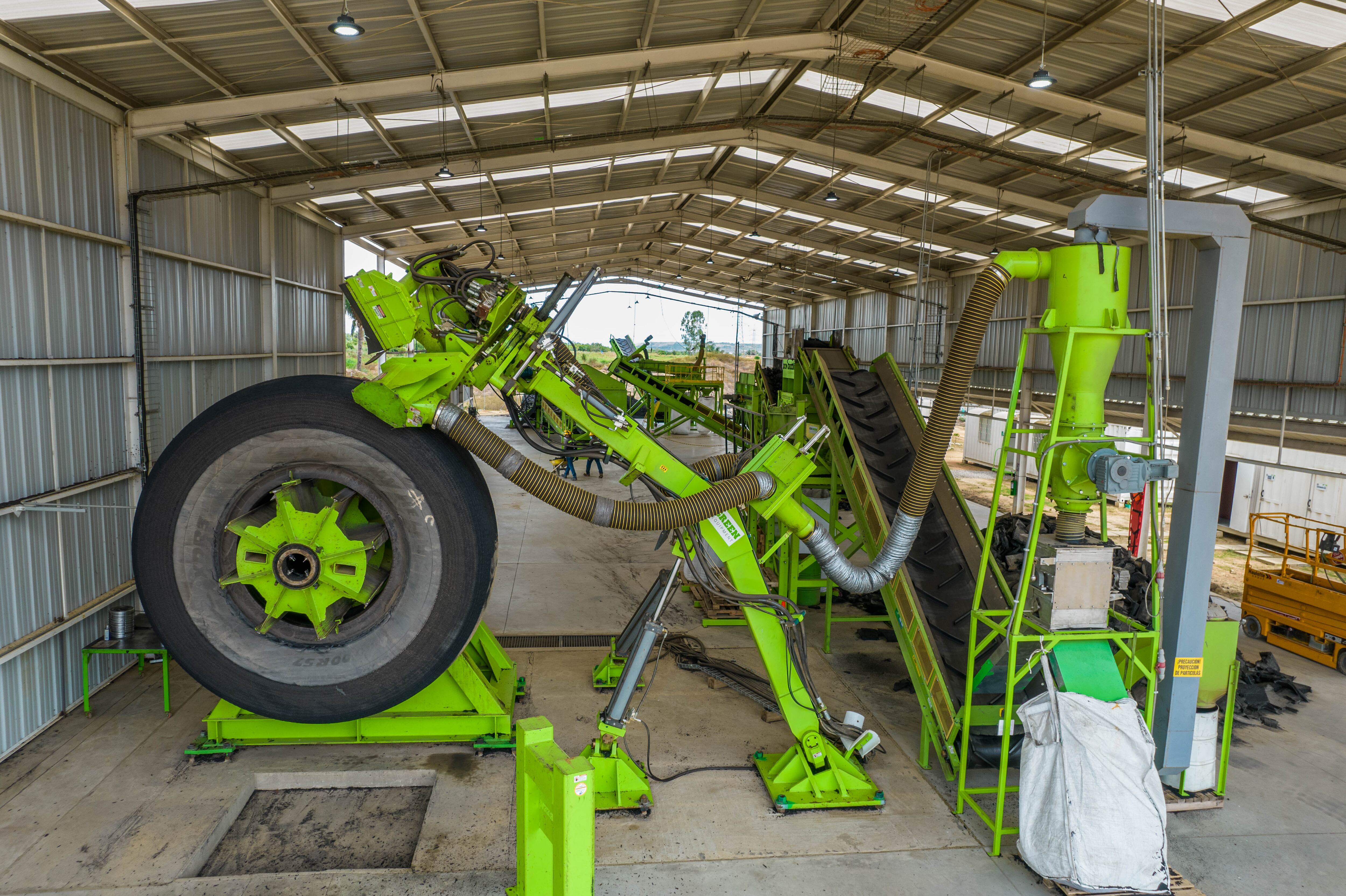 La planta de procesamiento de llantas residuales se hace aprovechamiento del caucho y el acero para usos civiles e industriales.
