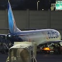 Varias personas desembarcan de un avión de FlyDubai que transportaba a israelíes que sufrieron un aterrizaje de emergencia en Arabia Saudita