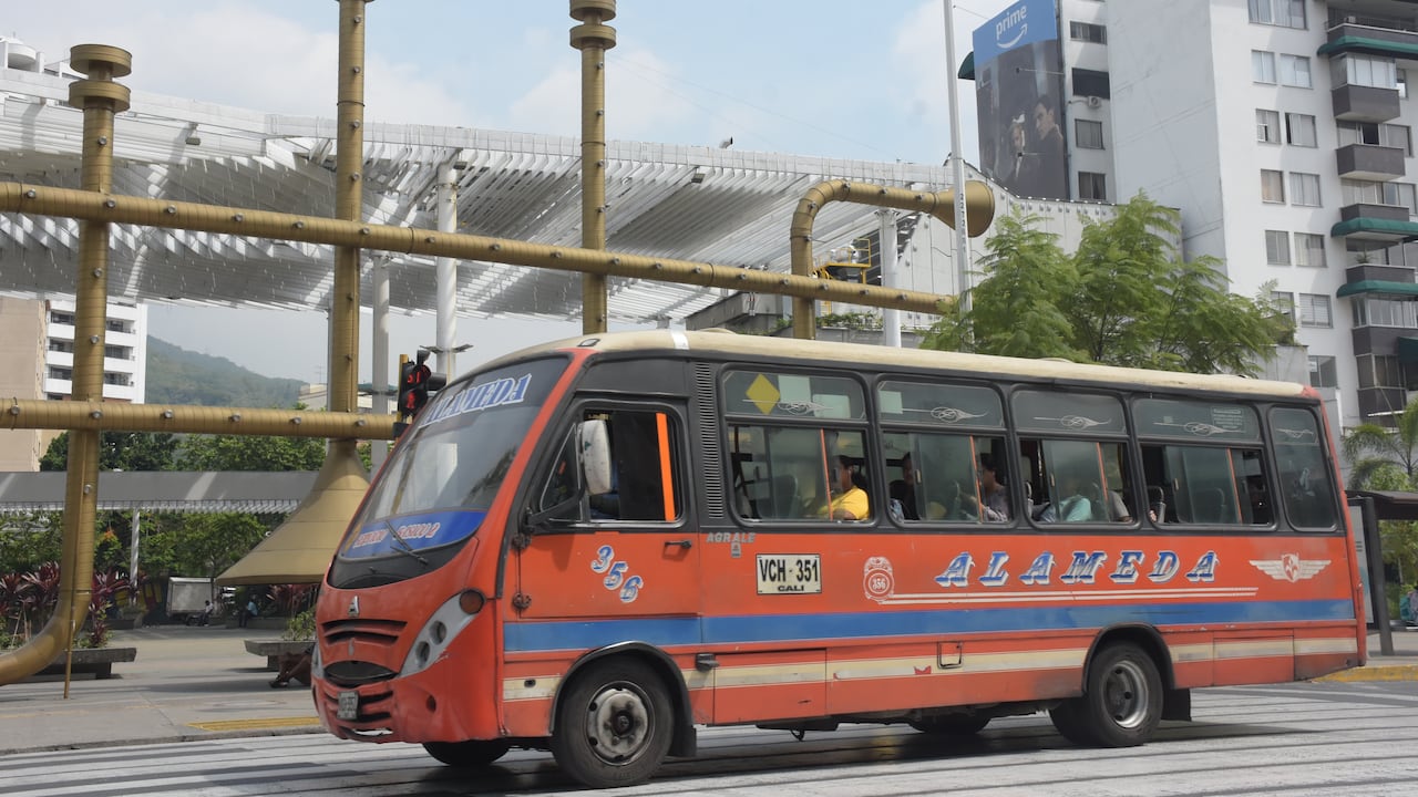 Más de 200 autobuses viejos regresan a las calles de Cali con la autorización de la alcaldía para sumarse al servicio público debido a la crisis del MIO.