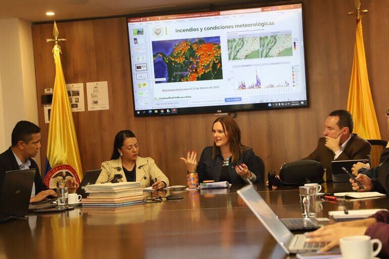 La secretaria Urrutia ha estado constantemente reunida con las entidades gubernamentales y nacionales. Finalmente, llegó a un acuerdo con estas frente a la situación ambiental.